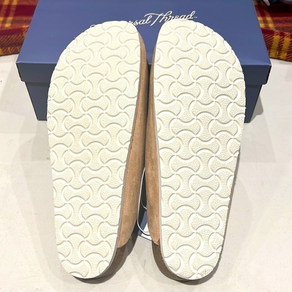 LADIES tan bev flats - Picture 3 of 5